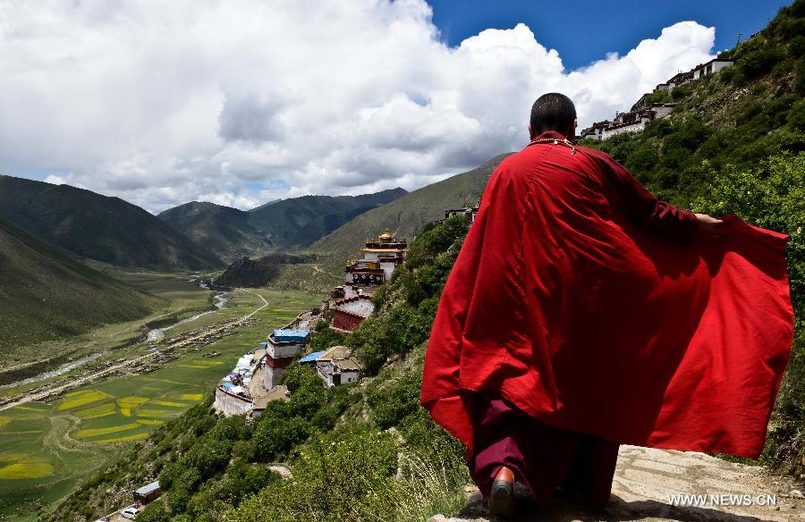 Un lama se promène dans le Temple Drigong Ti, dans le Comté de Maizhokunggar, à Lhassa (Région autonome du Tibet, dans le Sud de la Chine), le 24 juin 2014. 