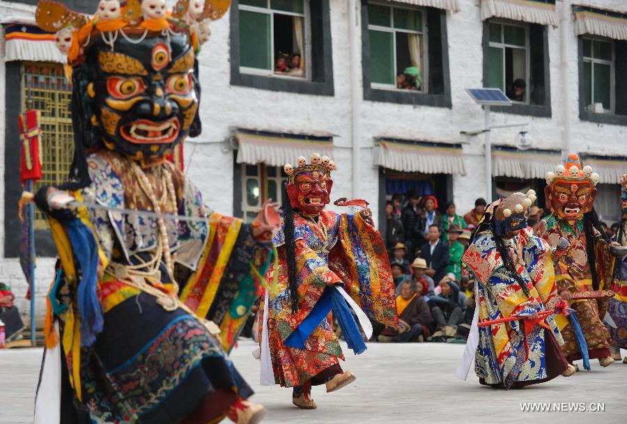 Des lamas effectuent la danse du sorcier au Temple Drigong Ti, dans le Comté de Maizhokunggar, à Lhassa (Région autonome du Tibet, dans le Sud de la Chine), le 25 juin 2014. 