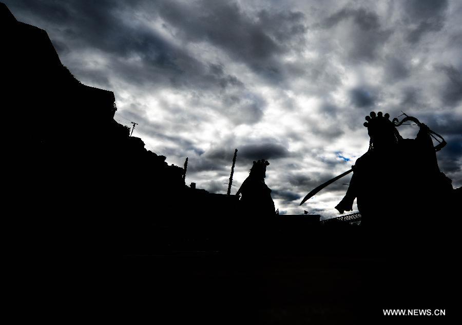 Des lamas effectuent la danse du sorcier au Temple Drigong Ti, dans le Comté de Maizhokunggar, à Lhassa (Région autonome du Tibet, dans le Sud de la Chine), le 25 juin 2014. 