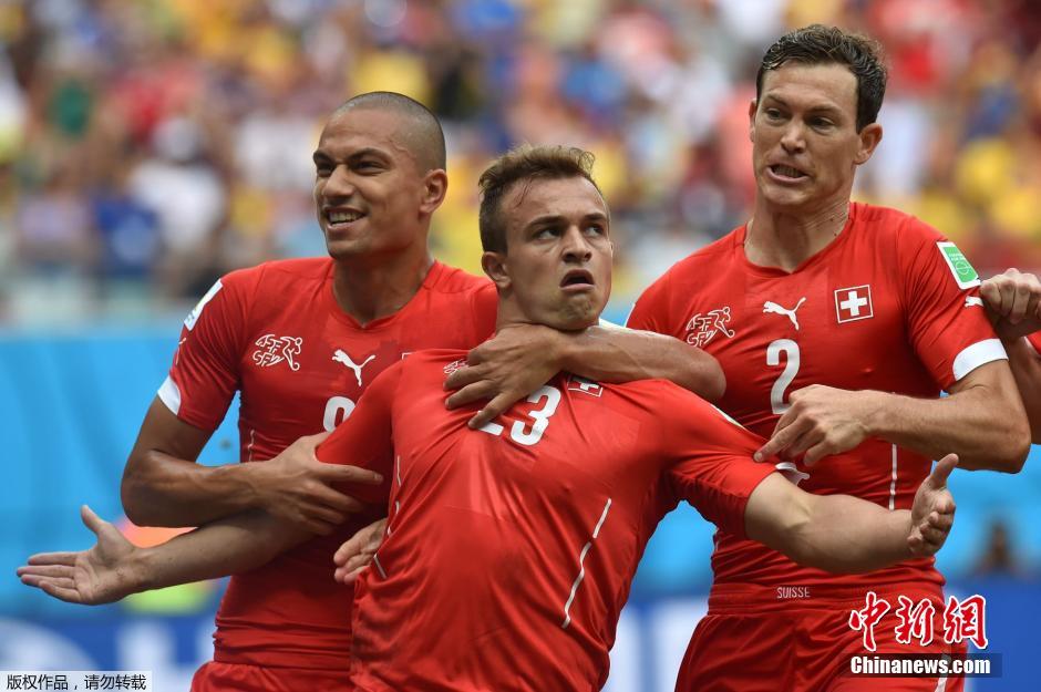 Le 25 juin, Xherdan Shaqiri de l’équipe de Suisse, qui vient de marquer un but, a l’air faché envers son coéquipier qui l’a attiré vers lui.