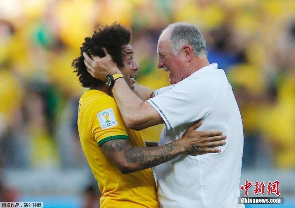 Le 29 juin, l’entra?neur en chef de l’équipe du Brésil soupire vers Marcelo : ? Tu es vraiment très mignon. ?