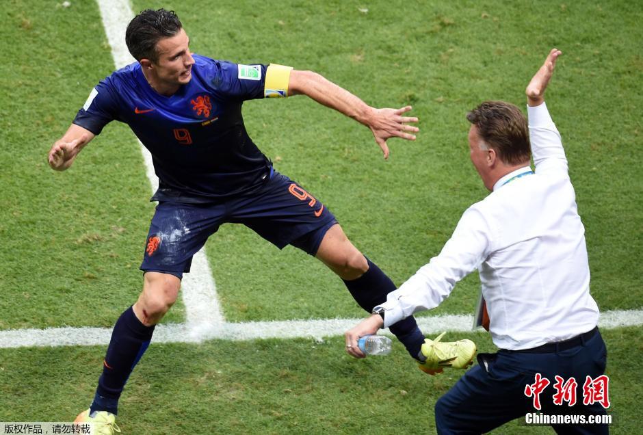 Le 13 juin 2014, après avoir marqué un but, Robin van Persie tente d’attaquer son entra?neur en chef.