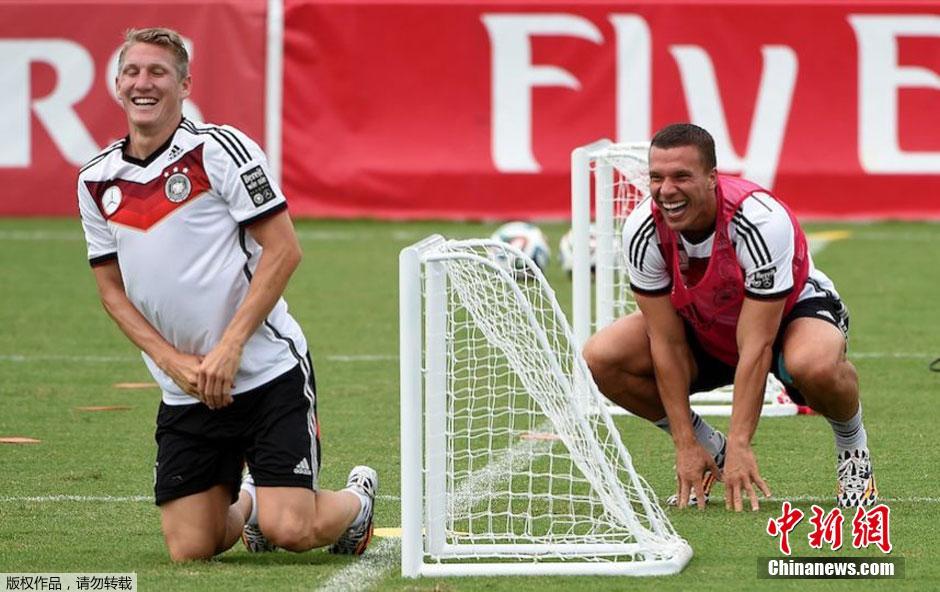 Schweinsteiger a recouvert son corps en s’agenouillant, et a eu un sourire timide.