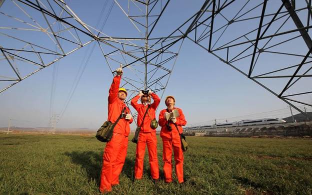 Le personnel technique vérifie une installation d'alimentation électrique le long de la ligne à grande vitesse Beijing-Shanghai à Zaozhuang, dans la Province du Shandong, en Chine de l’Est, le 1er février 2012. La liaison ferroviaire à grande vitesse Beijing-Shanghai (ou Jinghu) a célébré le troisième anniversaire de sa mise en service lundi. La ligne de 1318 kilomètres qui relie Beijing, la capitale de la Chine, et Shanghai, la plus grande ville du pays, a déjà accueilli plus de 220 millions de passagers au cours des trois années qui se sont écoulées depuis ses débuts le 30 juin 2011. 