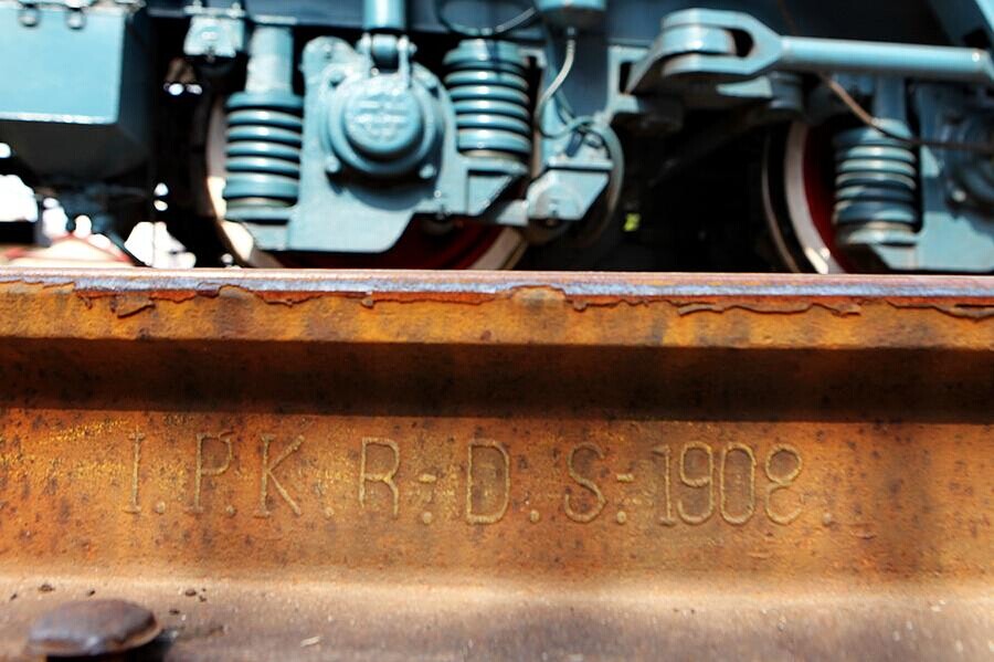 Le train 6087 roule sur une section de voie ferrée où est inscrite la mention de l'année ? 1908 ? dans la Gare de Zhangjiakou Nord, le 30 juin 2014. [Photo / Xinhua] 