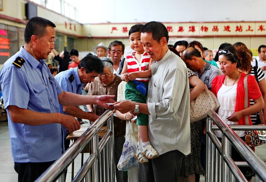 Les passagers passent au contr?le des billets à la Gare de Zhangjiakou Nord, le 30 juin 2014 à 14h49. [Photo / Xinhua]