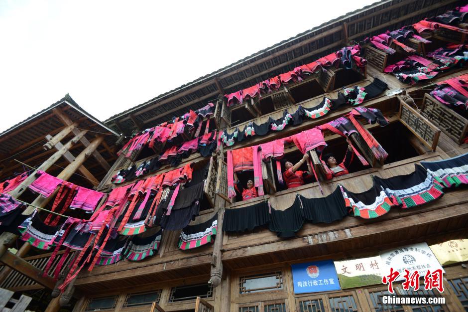 Des filles de l'ethnie Yao aèrent leurs vestes rouges et belles robes qu'elles préservent dans la bo?te