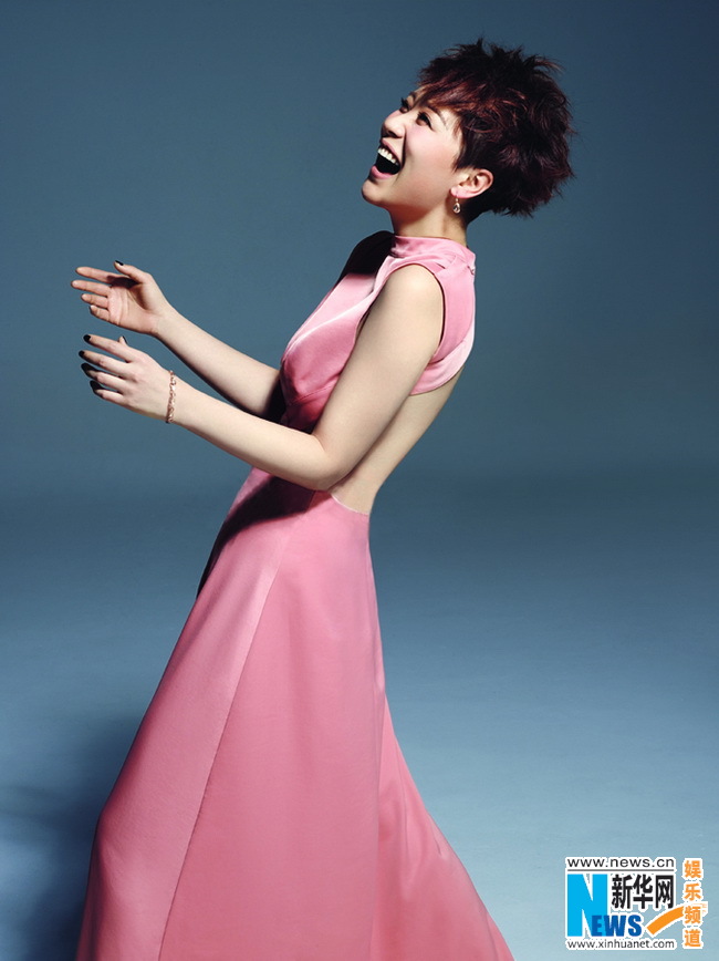 L'actrice chinoise Hai Qing pose pour un magazine