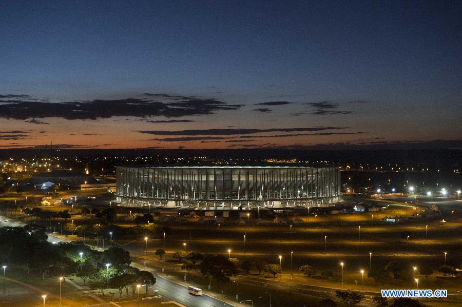 Le Stade national Mané-Garrincha à Brasilia au moment du coucher du soleil