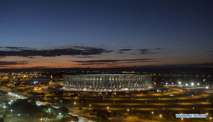 Le Stade national Mané-Garrincha à Brasilia au moment du coucher du soleil