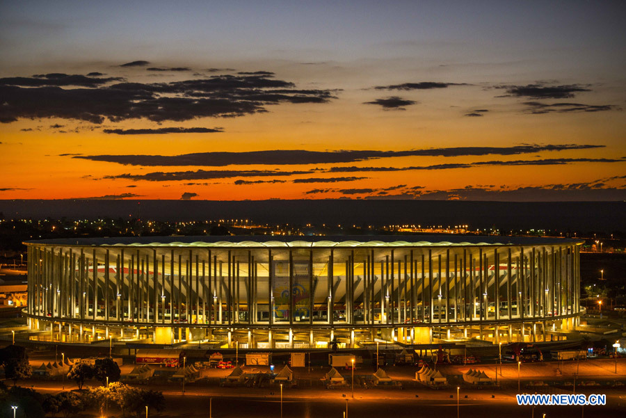 Le Stade national Mané-Garrincha à Brasilia au moment du coucher du soleil