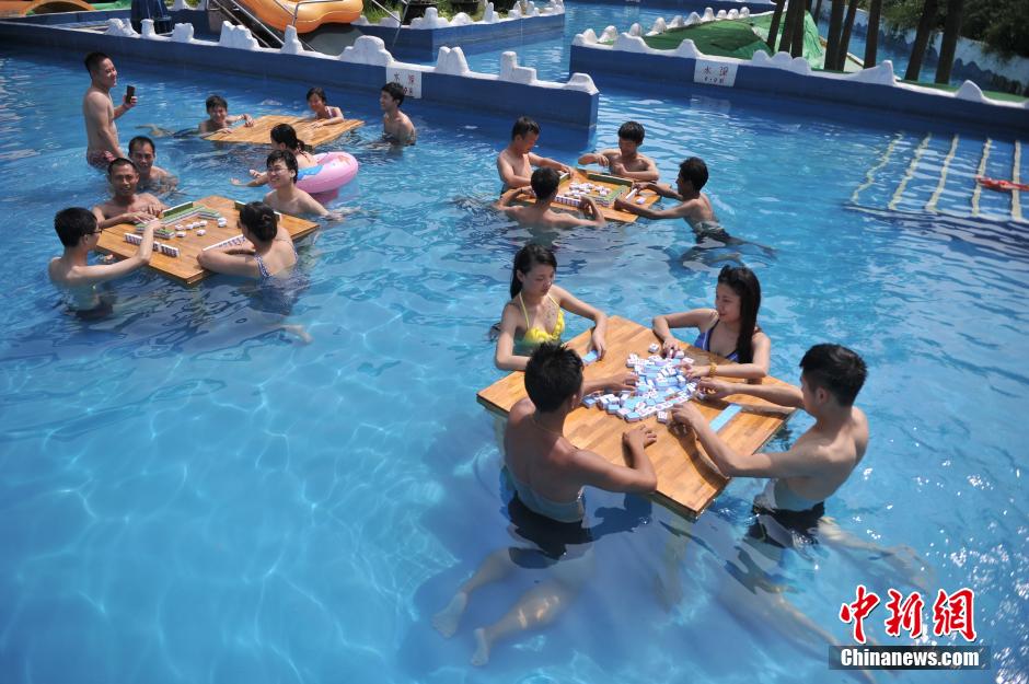 A Chongqing, le mahjong dans l'eau aide à supporter la canicule  