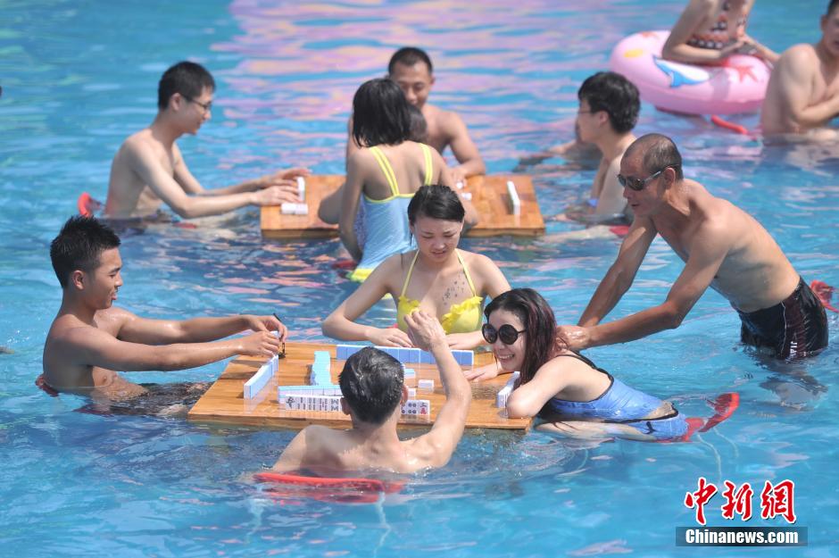 A Chongqing, le mahjong dans l'eau aide à supporter la canicule  