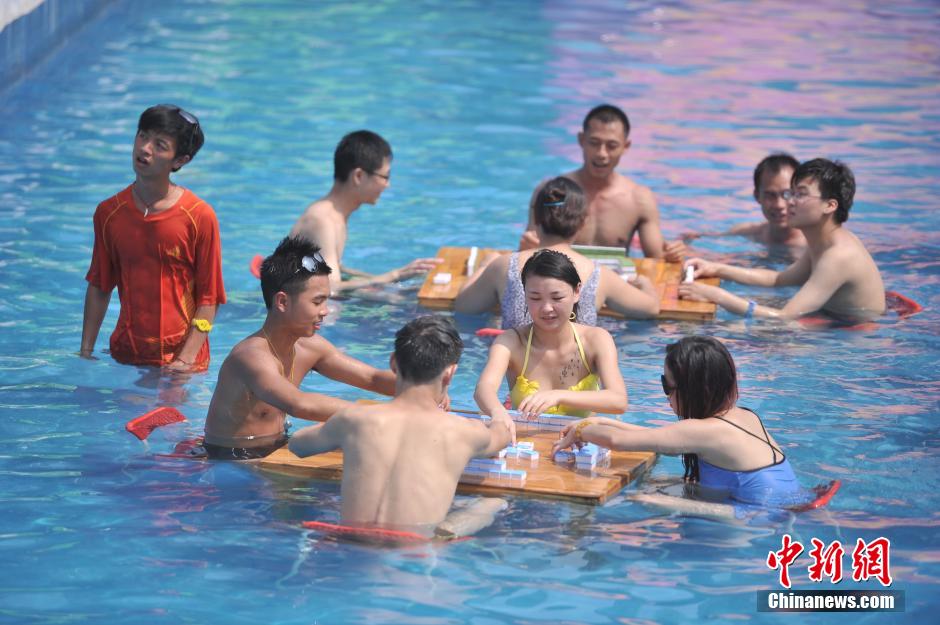 A Chongqing, le mahjong dans l'eau aide à supporter la canicule  