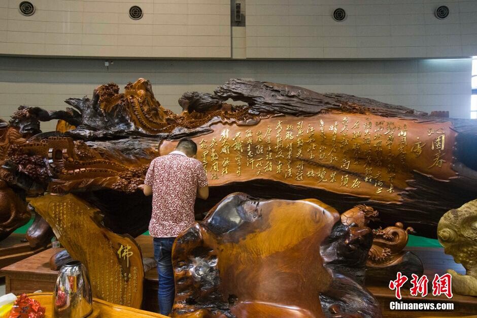 Une sculture  d'un poème de Mao atteint des sommets