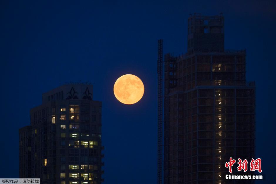 Photo de la super-lune prise à Tokyo, au Japon.