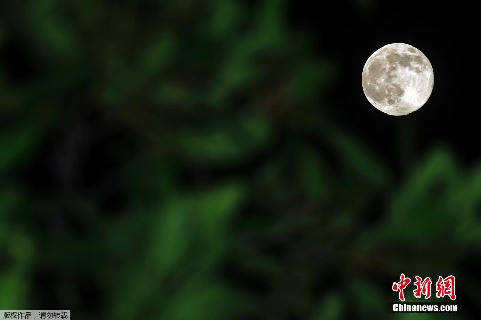 Photo de la super-lune prise à Kuala Lumpur, en Malaisie.