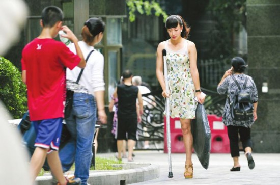 Une jeune unijambiste du Sichuan devient la ? Vénus Orientale ? des internautes