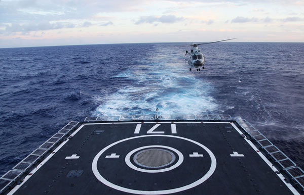 Un hélicoptère se prépare à atterrir sur destroyer lance-missiles Haikou au large d'Hawa?. [Photo Yu Lin pour chinadaily.com.cn] 