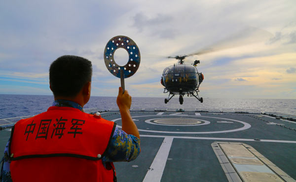 Un hélicoptère fran?ais quitte le pont du Haikou au large d'Hawa? dans l'après-midi du 12 juillet, heure locale. [Photo Shao Longfei pour chinadaily.com.cn]