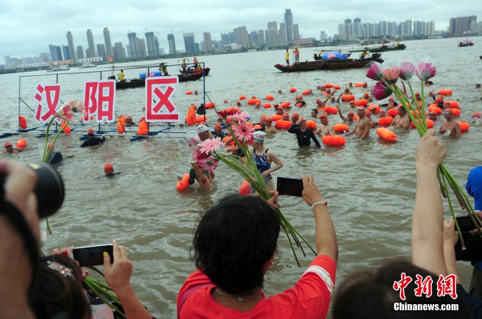 Wuhan : la traversée du Yangsté à la nage 