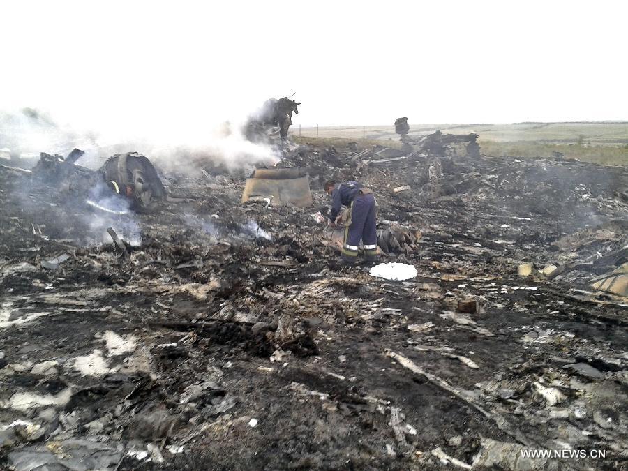 Un avion de passagers de Malaisie s'écrase en Ukraine à proximité de la frontière russe 