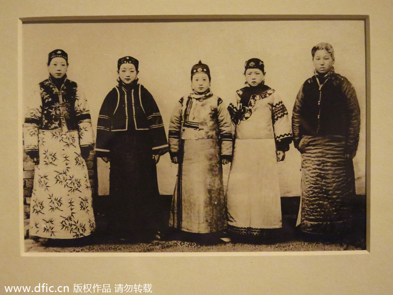 Photo prise par Michel De Menal en 1911 ou 1912 montrant des jeunes femmes Mandchoues. [Photo/IC]