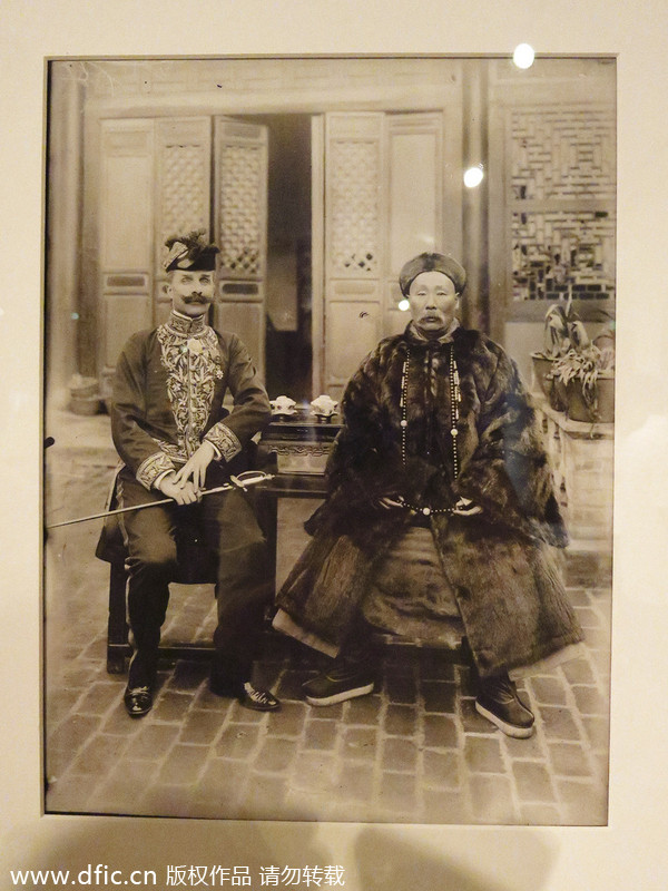 Auguste Fran?ois et le capitaine général chinois Su Yuanchu en 1900 en Chine. [Photo/IC]