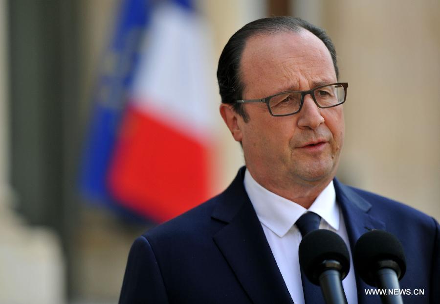 Hollande annonce la mobilisation de "tous les moyens" fran?ais au Mali pour retrouver l'avion d'Air Algérie