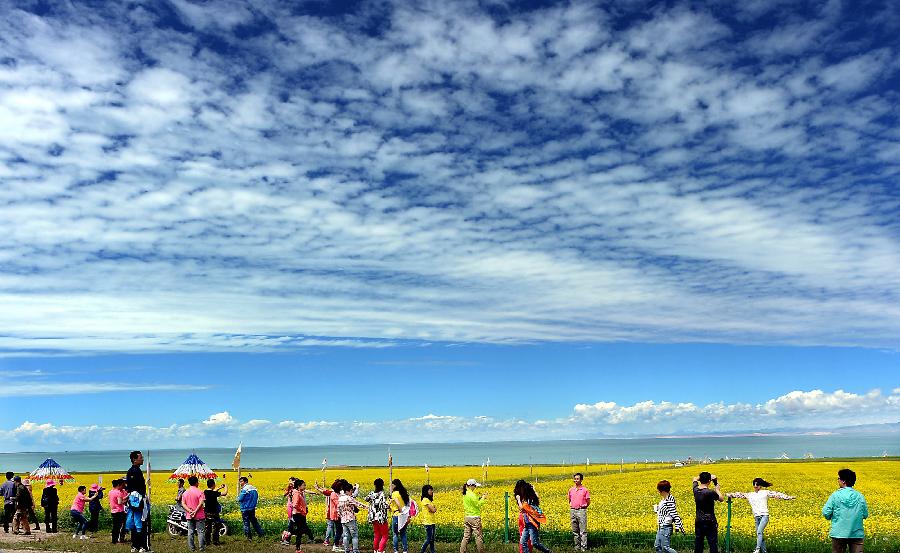 Chine: Paysages des nuages au-dessus du lac Qinghai