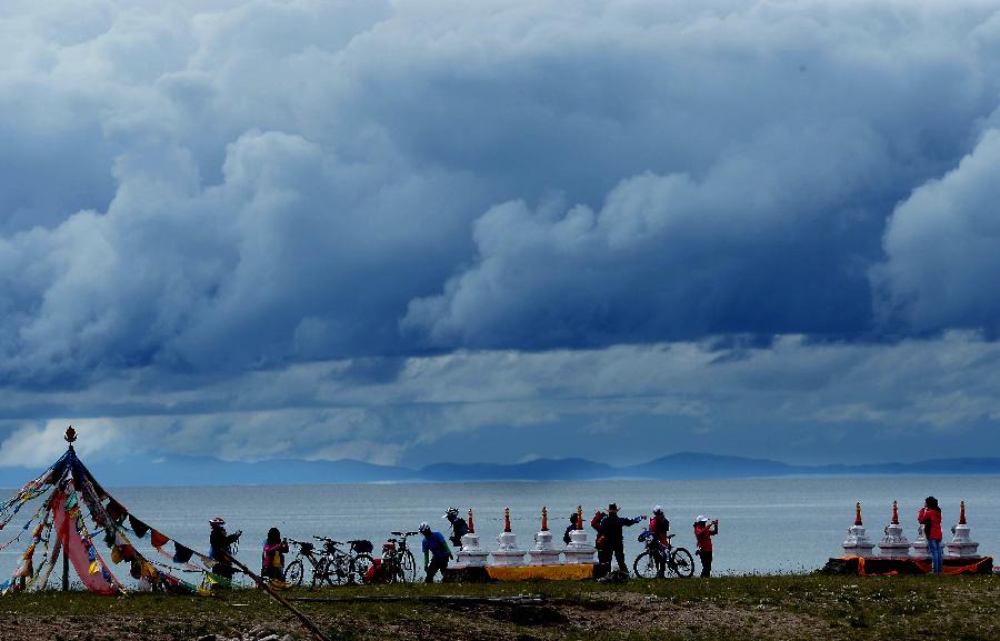 Chine: Paysages des nuages au-dessus du lac Qinghai