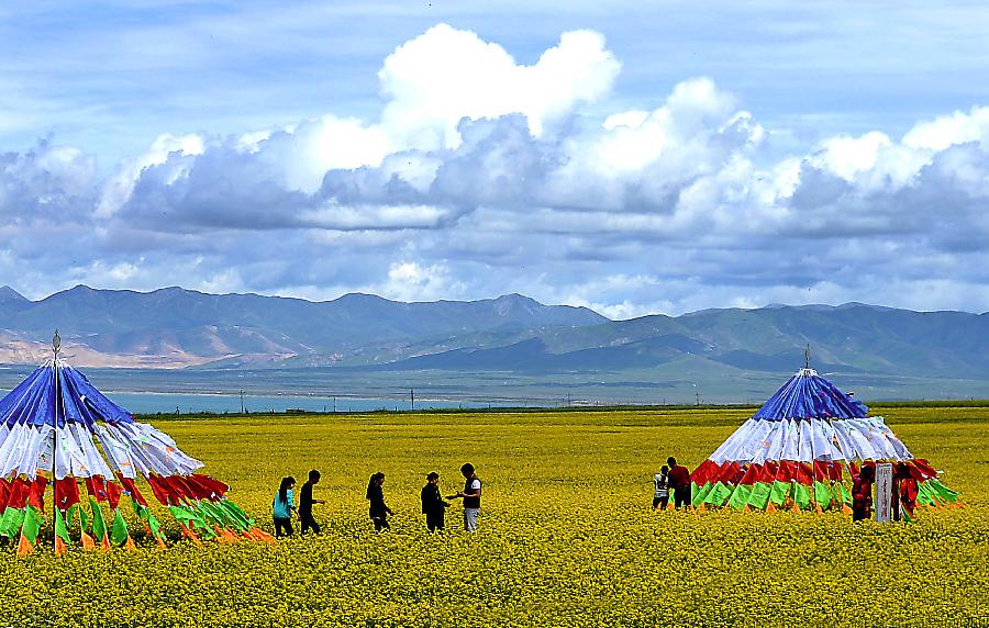 Chine: Paysages des nuages au-dessus du lac Qinghai