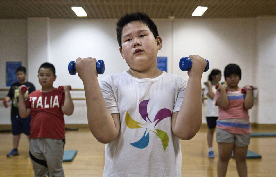 Des enfants en situation de surpoids en plein exercice.