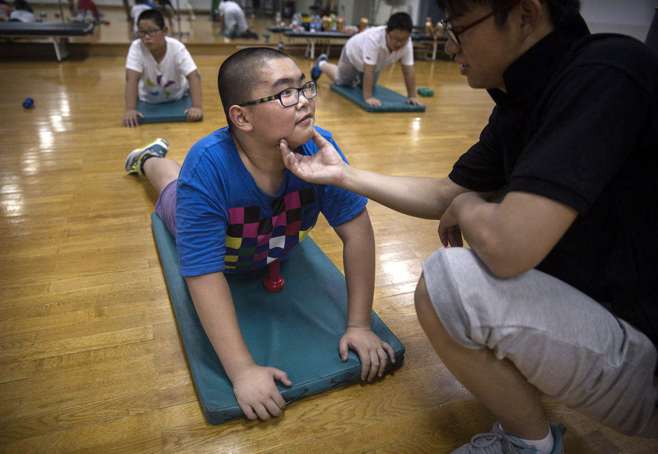 L’entra?neur encourage un jeune lors de différents exercices.