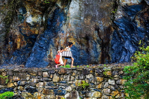 Les deux s?urs quittent leur maison du village de Taiping, dans le Comté de Longsheng, à environ 100 km de Guilin, le 9 juillet 2014.