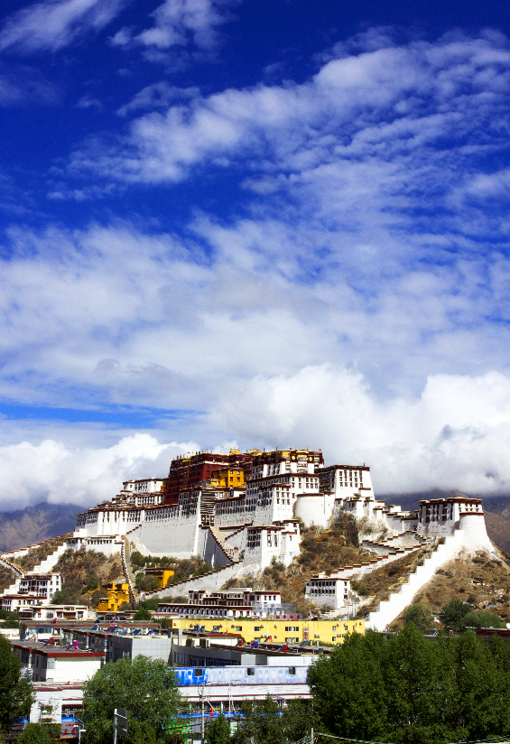 3. Lhassa, au TibetEn ao?t, le climat de Lhassa est agréable, et la quantité d'oxygène dans l'air est importante. L'été étant aussi la saison la plus colorée, c'est le moment idéal pour s'y rendre.Transport : en train.