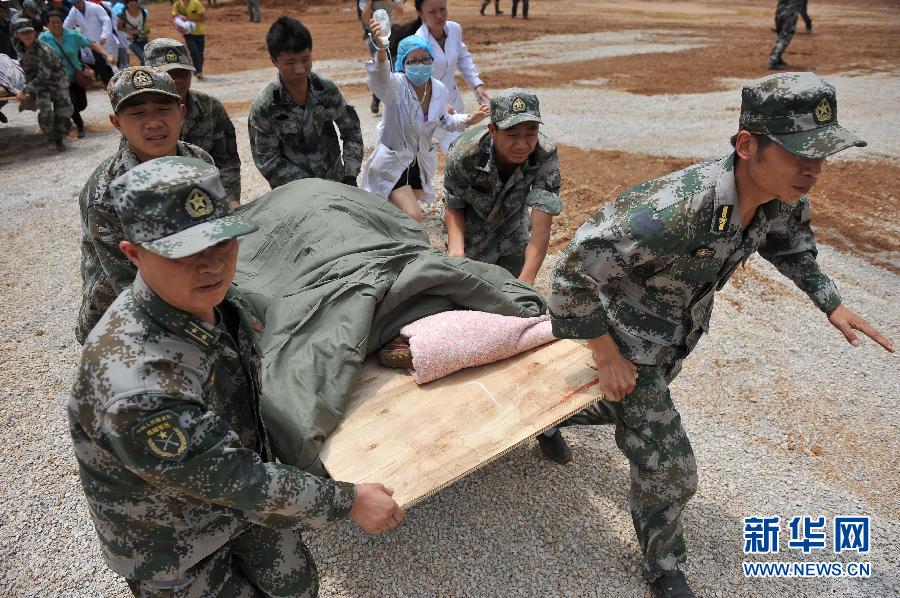 Lundi 4 ao?t, des militaires transportent les blessés du séisme à l’aéroport de Shaotong.