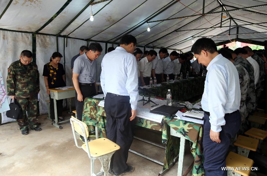 Le PM chinois rend hommage aux victimes du séisme et promet des opérations de secours efficaces