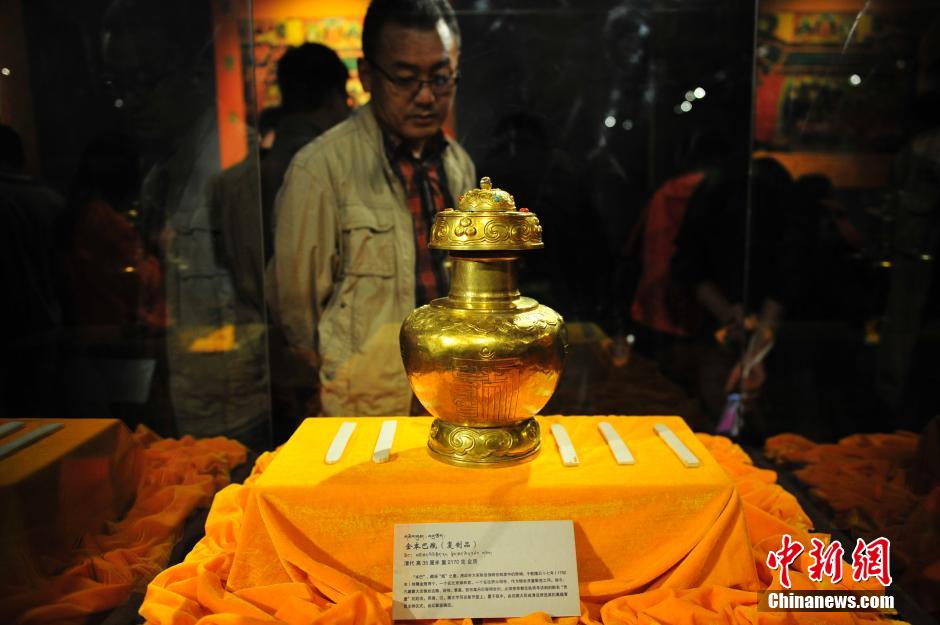 Exposition des présents offerts par les les dala? lamas et panchen lamas