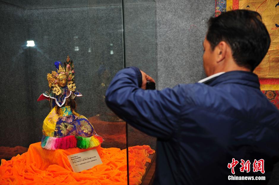 Exposition des présents offerts par les les dala? lamas et panchen lamas