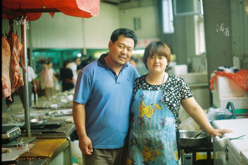 ? Désormais, je suis en mesure de faire vivre ma famille. C'est le bonheur ?, a déclaré M. Yang. Le couple vend de la viande sur un marché du matin.