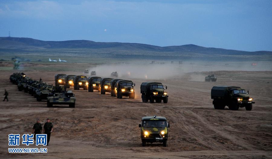 Une colonne de blindés et un convoi de camions sur la base de Zhurihe.