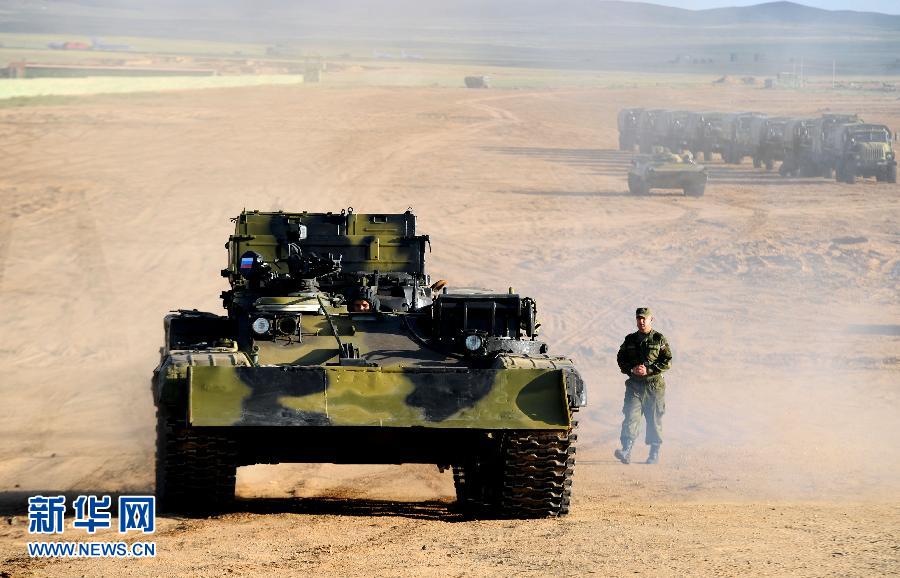 Un véhicule blindé russe sur la base de Zhurihe.