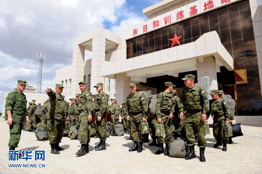 Des soldats russes arrivent à la gare de la base de Zhurihe.