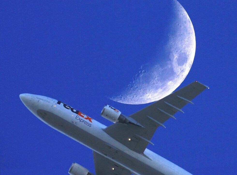 Comme si les avions pouvaient se poser sur la Lune et tutoyer le Soleil…