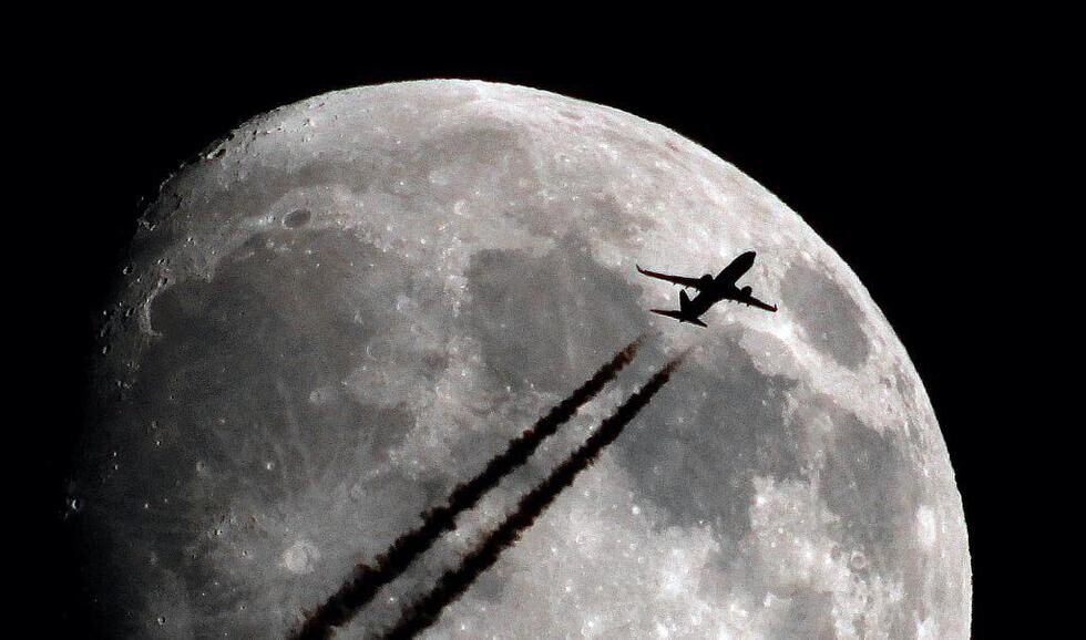 Comme si les avions pouvaient se poser sur la Lune et tutoyer le Soleil…