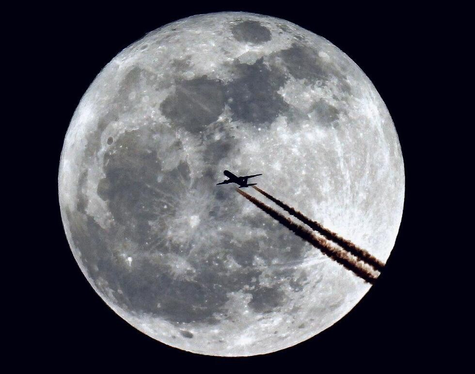 Comme si les avions pouvaient se poser sur la Lune et tutoyer le Soleil…