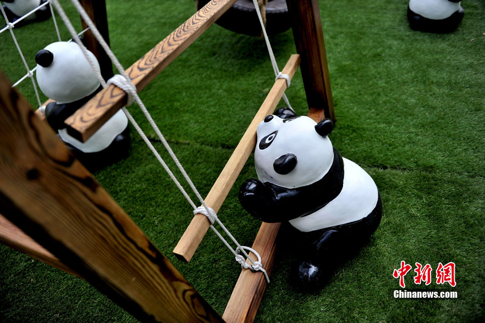 300 pandas miniatures exposés à Beijing