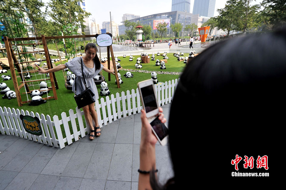 300 pandas miniatures exposés à Beijing