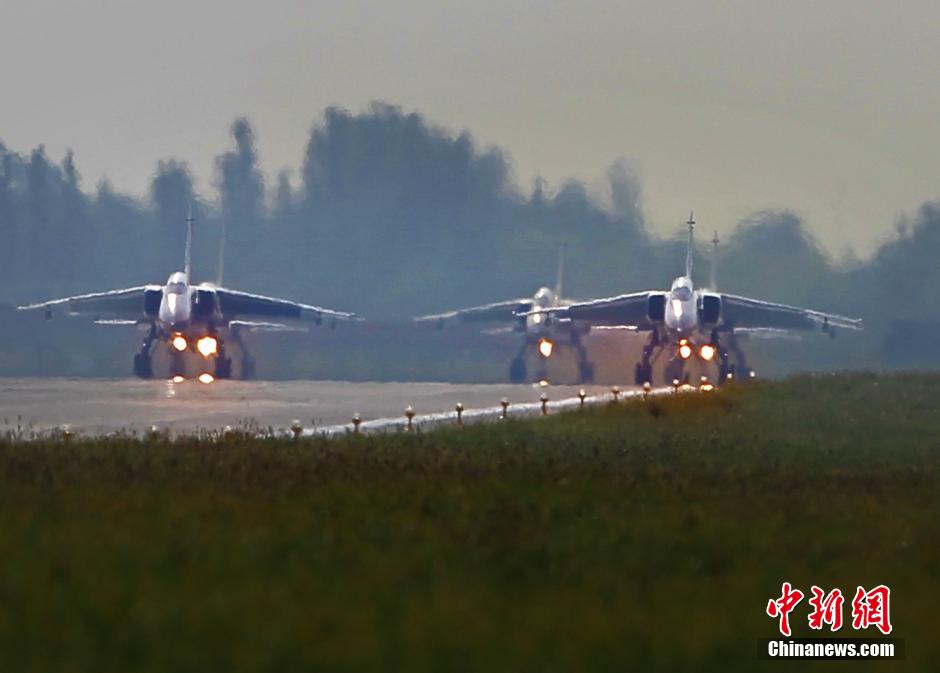 Des chasseurs-bombardiers JH-7.